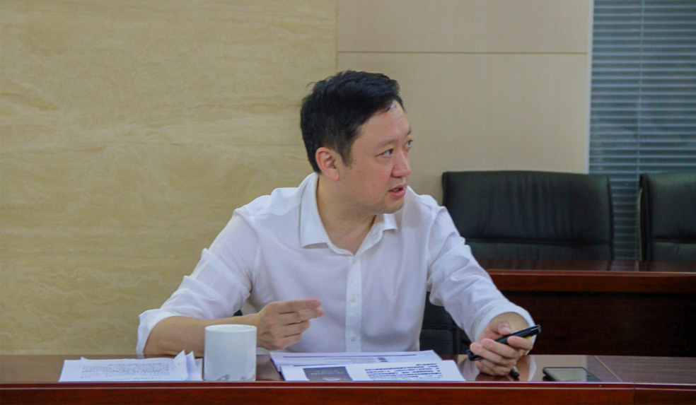 杜巖岫同志參加支部活動，為黨員講授黨課